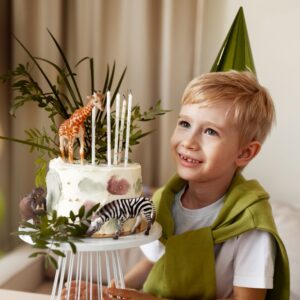 garçon avec son gâteau d'anniversaire